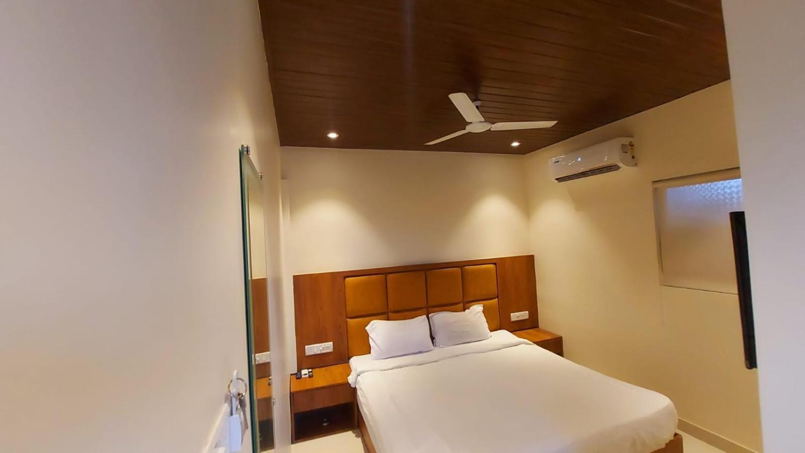 Hotel Rigga Inn Kokilaben Dhirubhai Ambani Hospital Mumbai Exterior photo