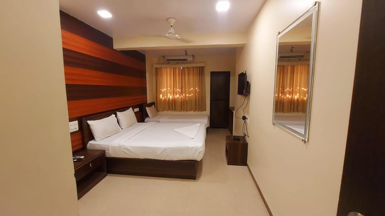 Hotel Rigga Inn Kokilaben Dhirubhai Ambani Hospital Mumbai Exterior photo